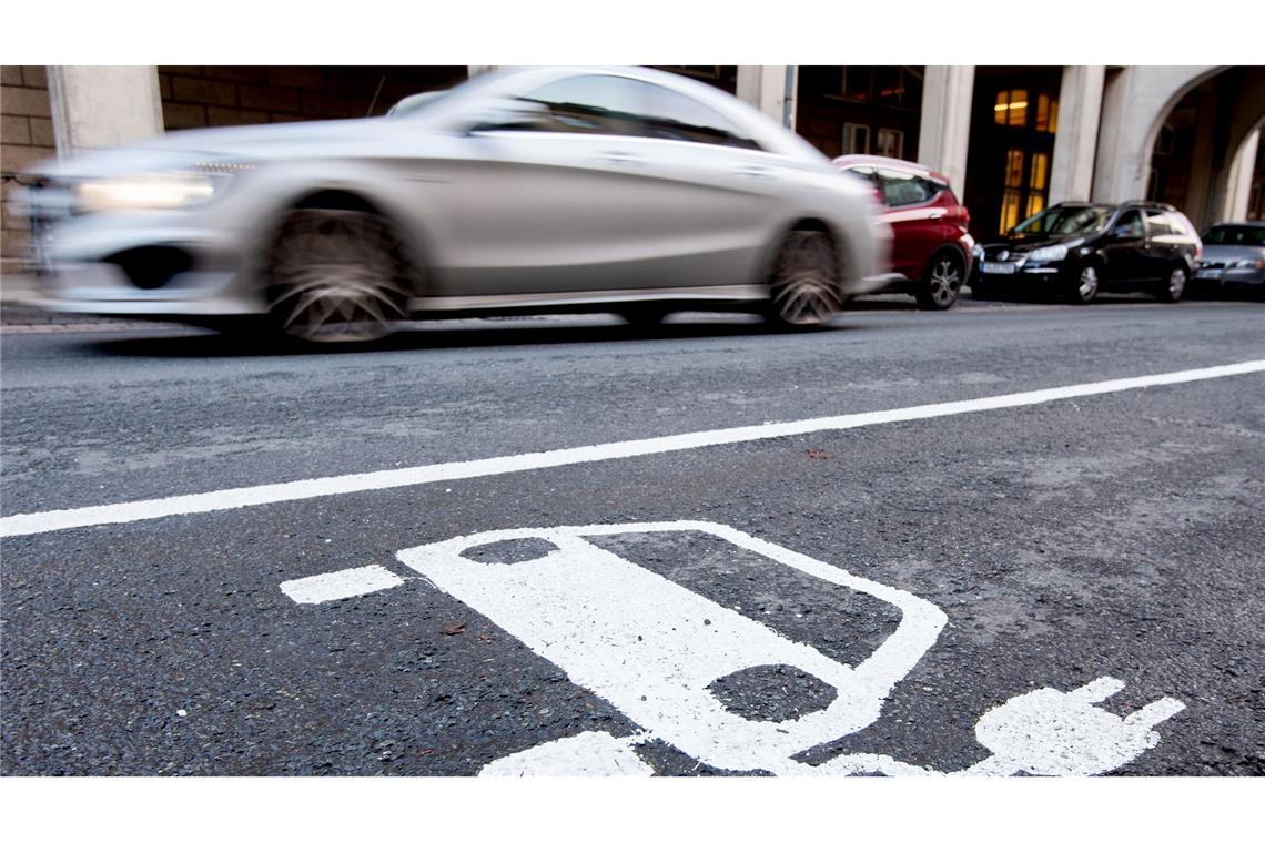 Im Alltagsbetrieb auf der Straße sind Plug-in-Hybride laut Fraunhofer ISI deutlich durstiger als auf dem Papier. (Archivbild)