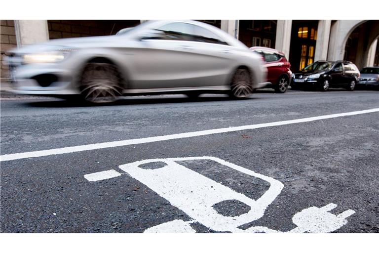 Im Alltagsbetrieb auf der Straße sind Plug-in-Hybride laut Fraunhofer ISI deutlich durstiger als auf dem Papier. (Archivbild)