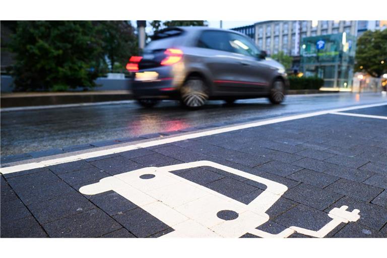 Im Alltagsbetrieb sind Plug-in-Hybride sehr viel durstiger als auf dem Papier (Symbolfoto).