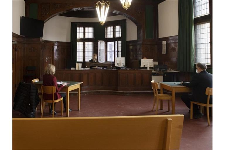 Im Amtsgericht Neukölln wurde über eine Räumungsklage des Bezirks zur Herausgabe einer beschlagnahmten Villa in Berlin-Buckow verhandelt. Beklagte sind Mitglieder einer Clan-Familie. Foto: Paul Zinken/dpa