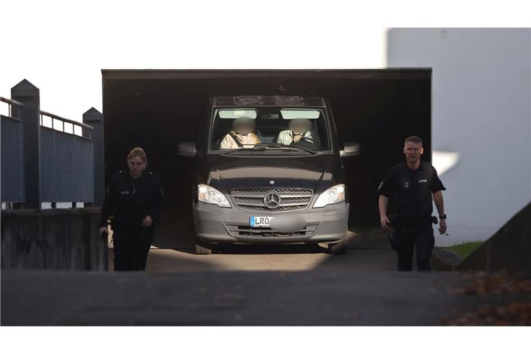 Im Amtsgericht Rostock wurde der Verdächtigen der Haftbefehl verlesen. Danach verließ ein Fahrzeug die Tiefgarage.