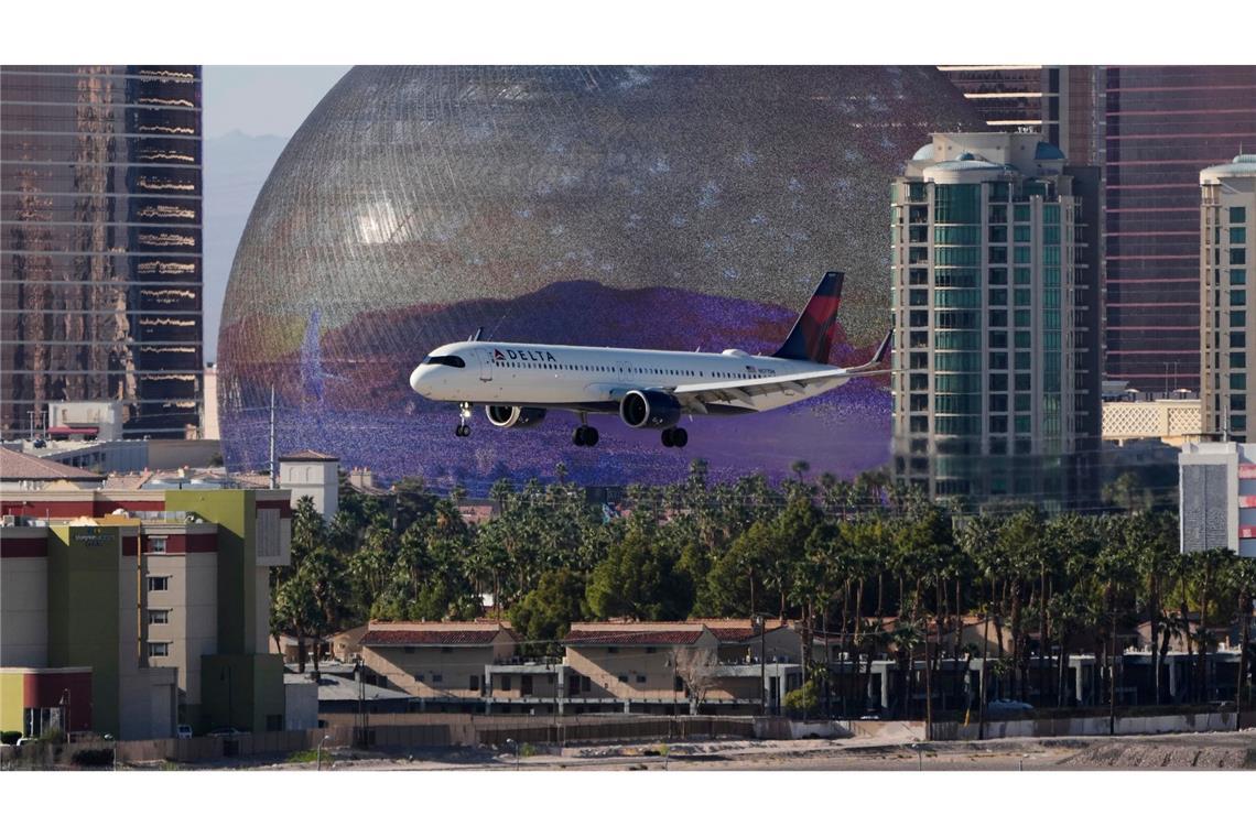 Bilder des Tages Im Anflug: Ein Flugzeug landet auf dem Harry Reid International Airport von Las Vegas. Im Hintergrund ist die „Sphere at The Venetian Resort“ zu sehen, eine riesige Konzerthalle und Event-Arena in Kuppelform.