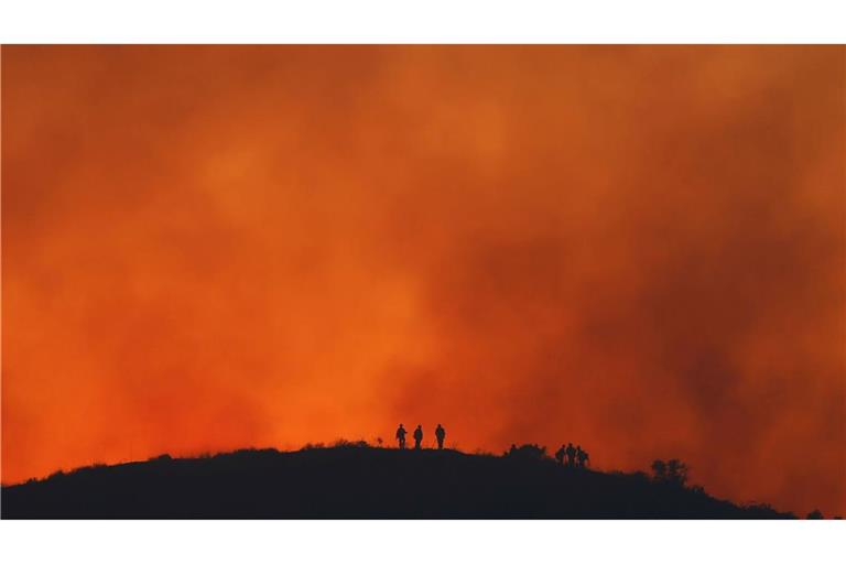 Im Angesicht der Feuersbrunst - Feuerwehrleute in Simi Valley.