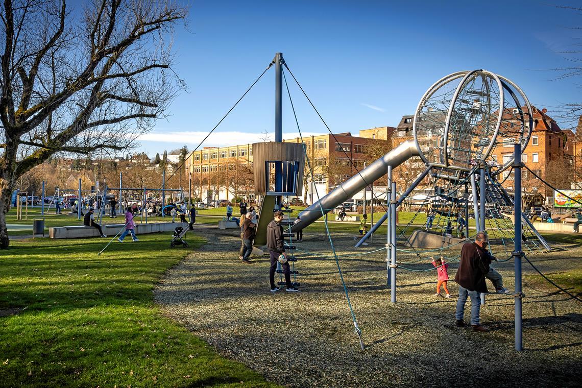 Im Annonaygarten in Backnang tummeln sich Familien mit Kindern, die das sonnige Wetter auf den Spielplatz treibt. Foto: Alexander Becher