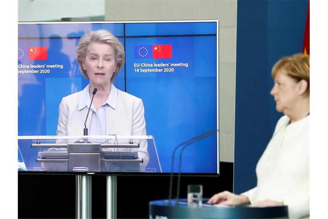 Moria: Merkel unterstützt neues Aufnahmezentrum Im Anschluss an das virtuelle Gipfeltreffen mit Chinas Präsident Xi gibt Bundeskanzlerin Angela Merkel (CDU - M) im Kanzleramt eine Video-Pressekonferenz mit dem Präsidenten des Europäischen Rates und der Präsidentin der Europäischen Kommission, Ursula von der Leyen (l). Foto: Michele Tantussi/reuters/Pool/dpa