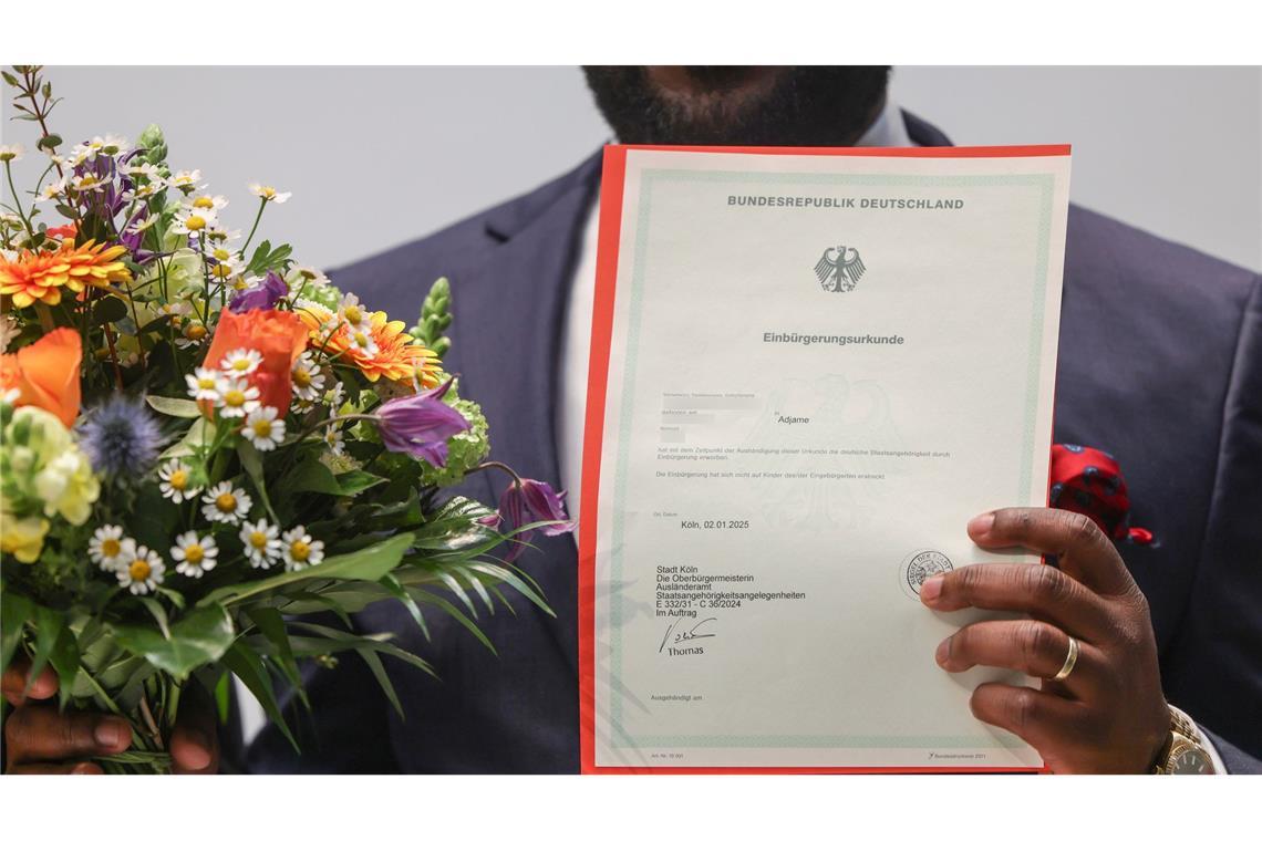 Gutachten: Reformtempo in der Migrationspolitik ist zu hoch Im April nahm Bundespräsident Frank-Walter Steinmeier an einer Einbürgerungsfeier teil. (Archivfoto)