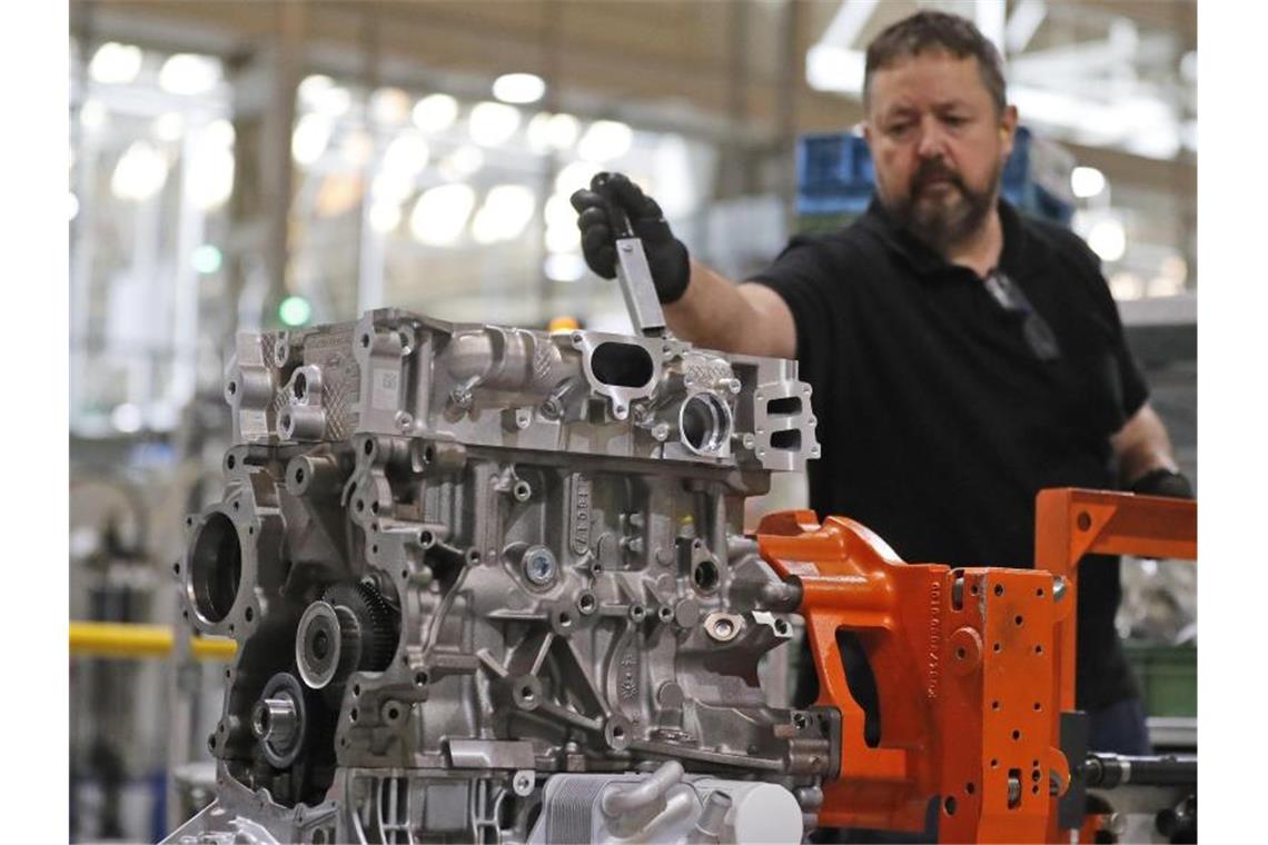 Britische Autoproduktion setzt Abwärtstrend fort Im April rollten knapp 44,5 Prozent weniger Autos vom Band als im Vorjahresmonat. Foto: Frank Augstein/AP