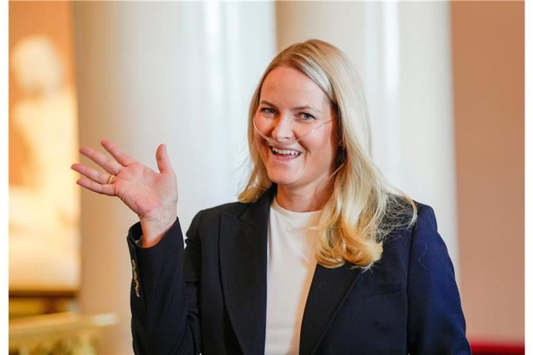 Im April war war die norwegische Kronprinzessin Mette-Marit bei einem Empfang für die norwegischen Athleten der Paralympischen Spiele erstmals mit einem Sauerstoffgerät öffentlich aufgetreten.