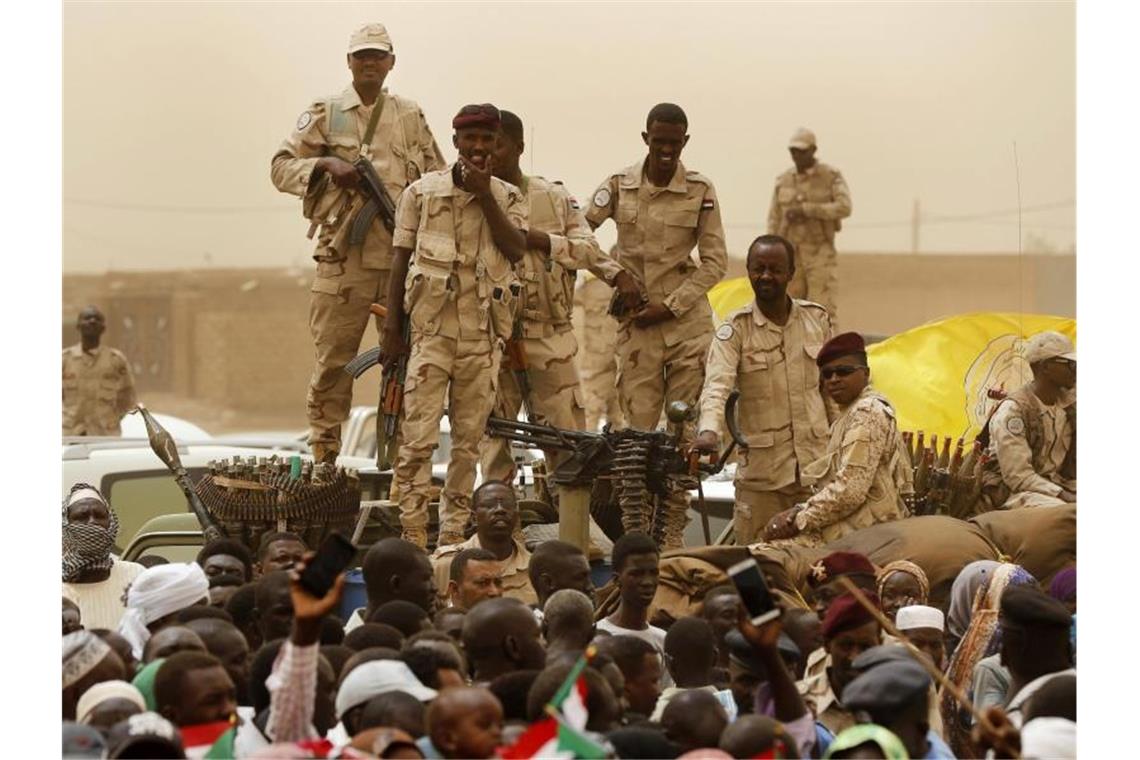 Im April wurde Langzeit-Präsident Omar al-Baschir vom Militär gestürzt. Dem Putsch waren monatelange Massenproteste vorausgegangen. Foto: Hussein Malla/AP