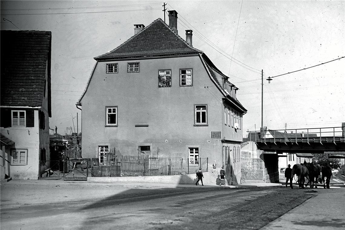 Karl Krische wurde der erste Chefarzt in Backnang Im Armenhaus neben der heutigen Chelmsford-Brücke wurden bereits 1853 Zimmer für „Irren- und ansteckende Kranke“ eingerichtet. Die Aufnahme stammt von 1934.