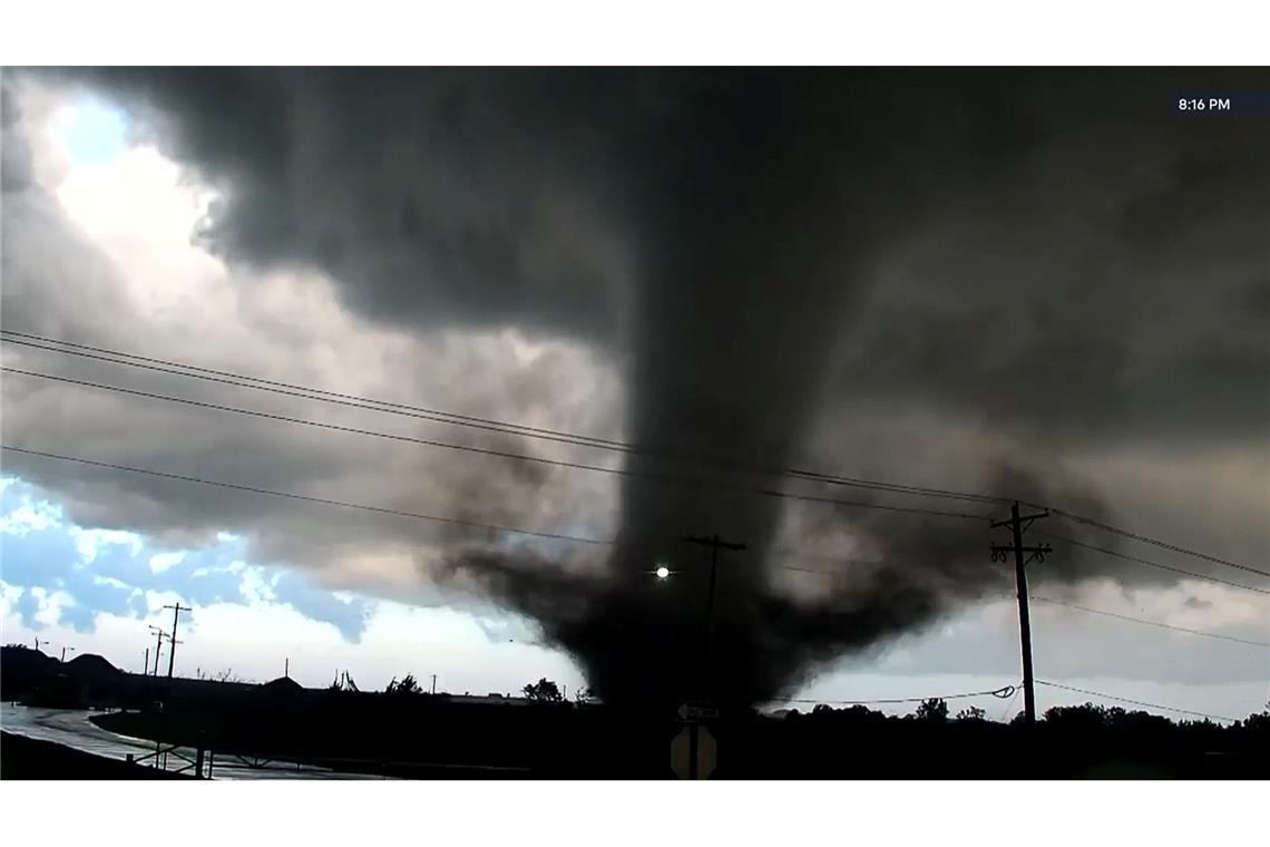 Im Auge des Sturms: Ein Tornado fegt über einen Highway im US-Bundesstaat Oklahoma.