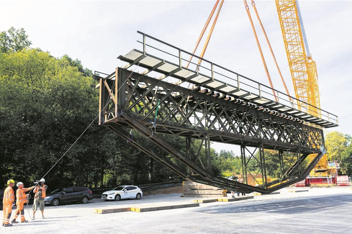 Bahnstrecke ab 1. August gesperrt Im August 2018 wurde die alte Eisenbahnbrücke (im Bild) bei Burgstall auf der Linie Backnang– Marbach am Neckar ausgehoben und durch eine Behelfsbrücke ersetzt. Kommenden August wird diese dann durch eine neue, 35 Meter lange Stahlbrücke ersetzt. Foto: J. Fiedler