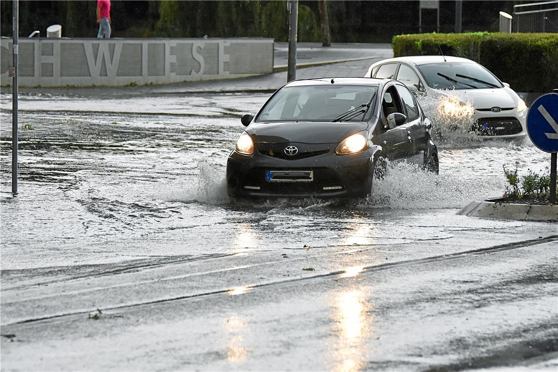 Wetterdienst warnt vor heftigem Regen und Gewitter im Rems-Murr-Kreis Im August 2023 sorgte Starkregen in Backnang für überflutete Straßen. Archivfoto: Tobias Sellmaier