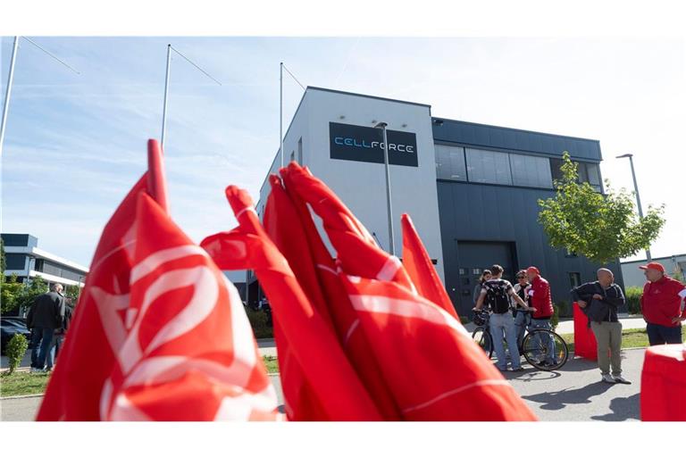 Im August 2025 demonstrierten Cellforce-Beschäftigte gegen den massiven Stellenabbau. Nun soll die Porsche-Tochter ganz geschlossen werden.