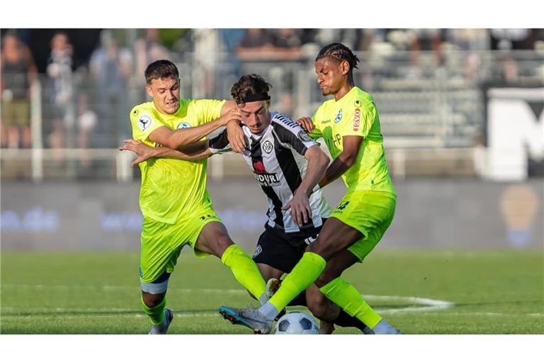 Im August 2025 trafen die Kickers mit Maximilian Zaiser (li.) und Melkamu Frauendorf im WFV-Pokal letztmals in einem Pflichtspiel auf den VfR Aalen (Emre Kahriman)&nbsp;– nun kommen die Elf von Trainer Beniamino Molinari am 31. Oktober nach Degerloch.