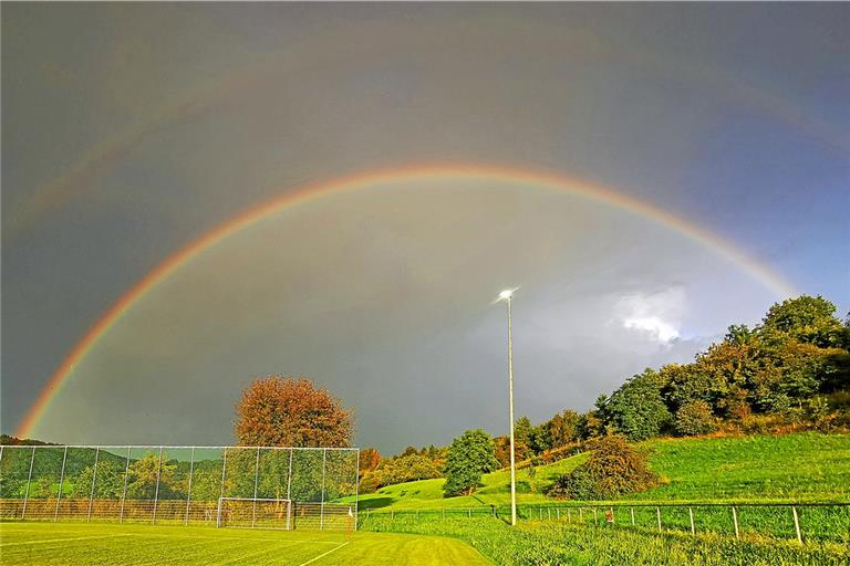 Im August gab es besondere Wetterphänomene: Diesen doppelten Regenbogen beispielsweise konnte man auf dem Sportplatz in Lippoldsweiler bewundern. Foto: Tobias Sellmaier