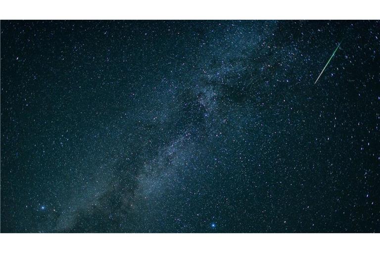 Im August gibt es viele Sternschnuppen zu sehen - die meisten üblicherweise in der Nacht vom 12. auf den 13. August. (Archivbild)