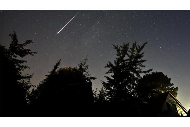Im August gibt es viele Sternschnuppen zu sehen - die meisten in der Nacht auf Mittwoch. (Archivbild)