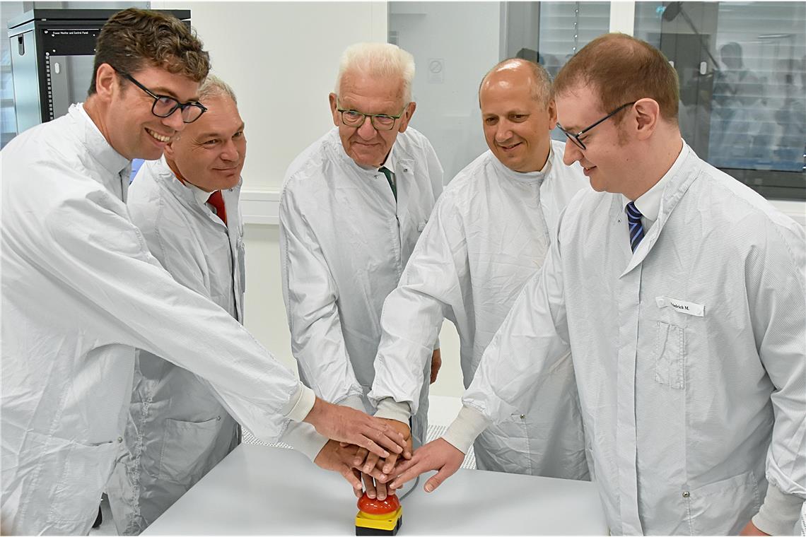 Sorgen bei Tesat wegen Airbus-Sparkurs Im August herrschte bei Tesat noch beste Laune: In Anwesenheit von Ministerpräsident Winfried Kretschmann (Mitte) wurde das neue Produktionsgebäude eingeweiht. Mit dabei waren (von links) der Grünen-Landtagsabgeordnete Ralf Nentwich, Walther Pelzer vom Deutschen Zentrum für Luft- und Raumfahrt, Tesat-Geschäftsführer Thomas Reinartz und Backnangs OB Maximilian Friedrich. Foto: Tobias Sellmaier