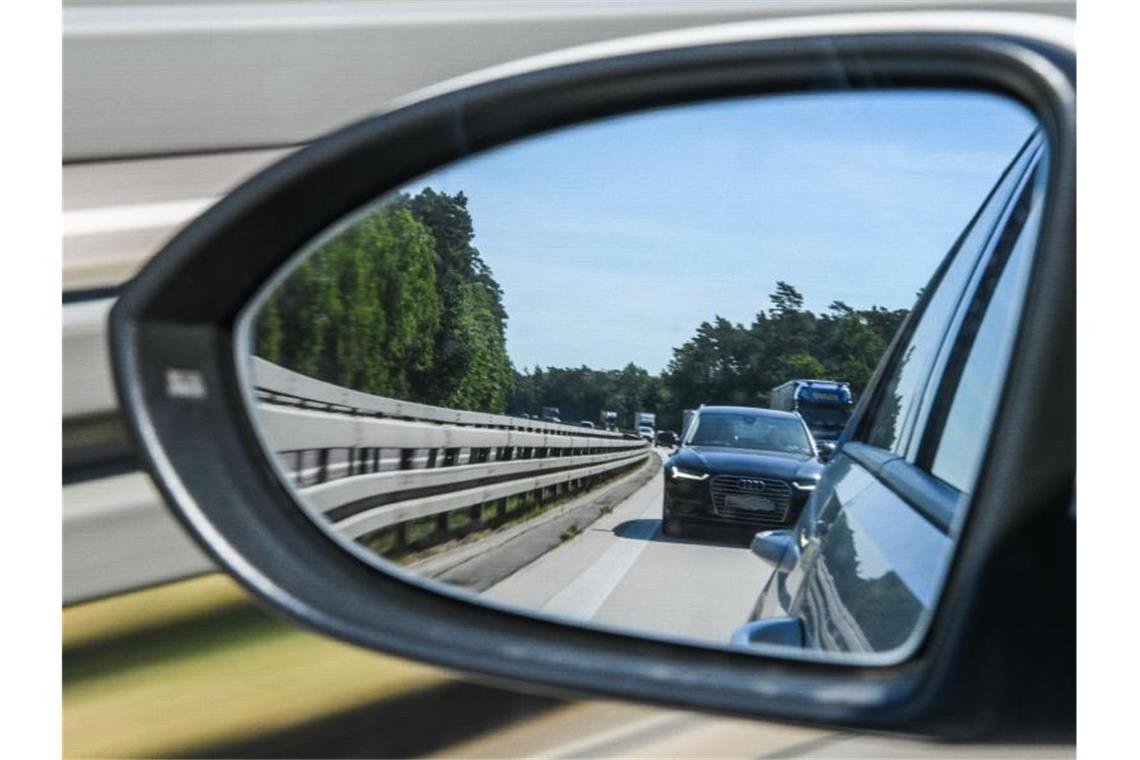 Im Außenspiegel eines Fahrzeuges ist ein zu dicht auffahrender Pkw zu sehen. Foto: Patrick Pleul/dpa-Zentralbild/dpa/Archiv
