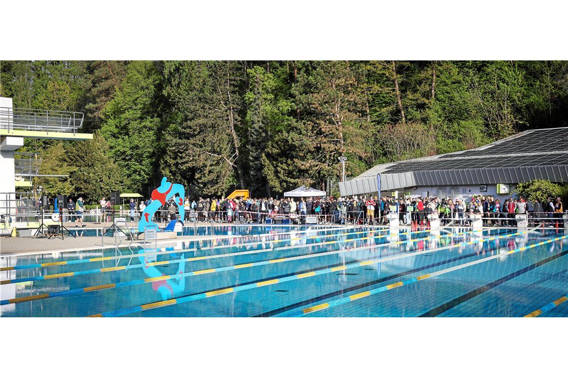 Im Backnanger Freibad warten die Sportler und die Zuschauer darauf, dass es losg...