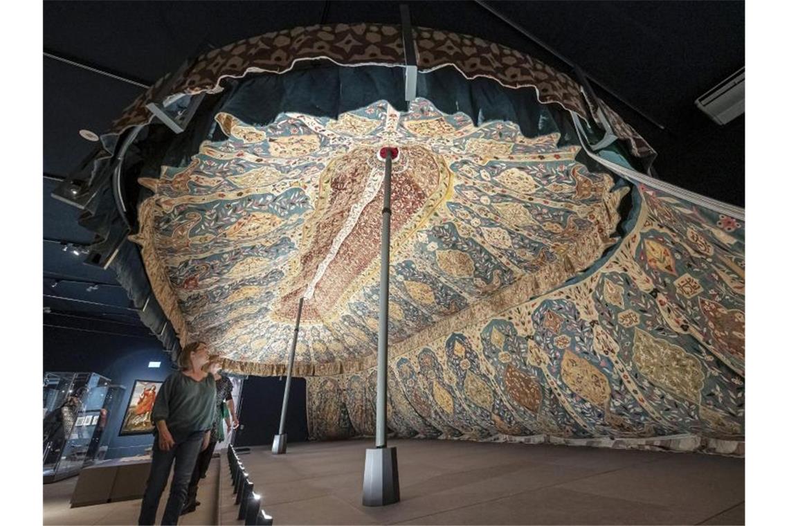 Im Badischen Landesmuseum wird ein osmanisches Zelt präsentiert, das aus der ersten Hälfte des 17. Jahrhunderts stammt. Foto: Uli Deck/dpa