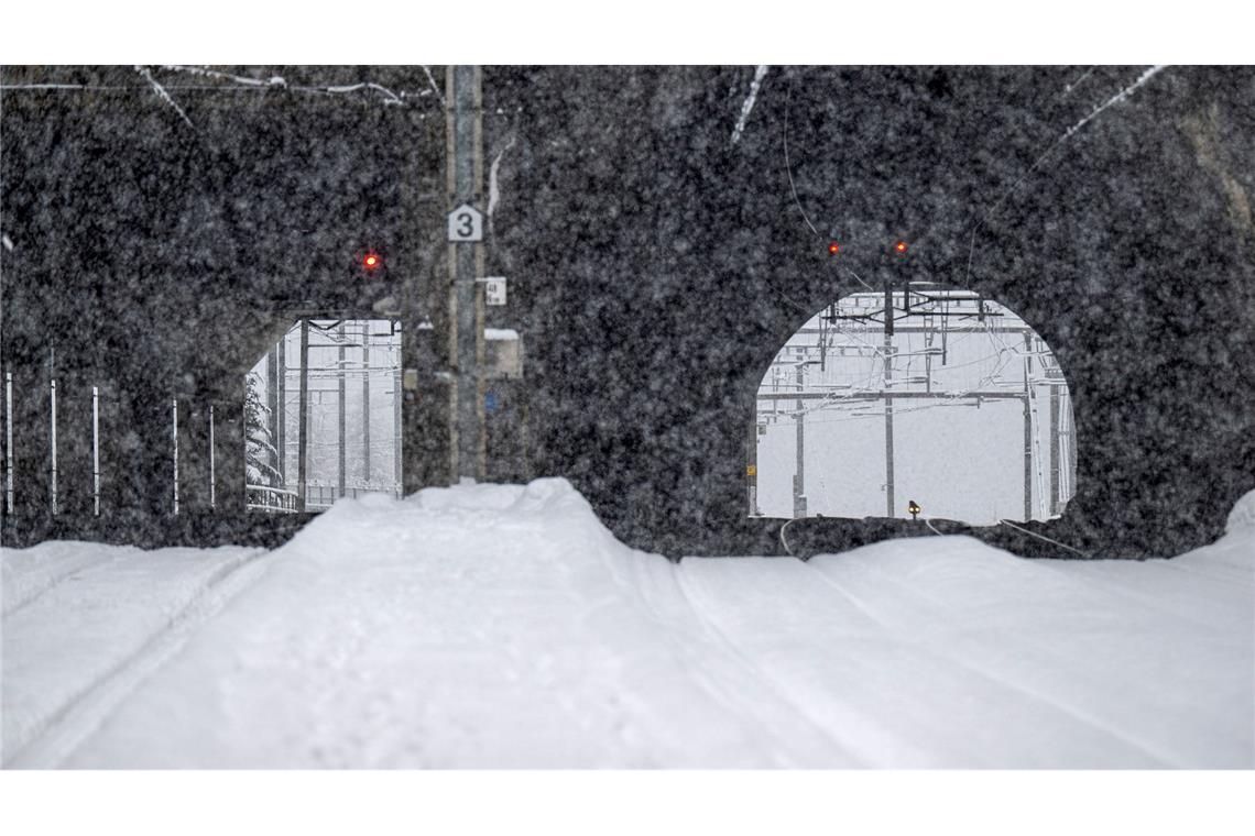 Im Bahnhof Goppenstein stehen die Ausfahrsignale auf Rot. Wegen eines entgleisten Zugs ist eine Bahnstrecke unterbrochen.