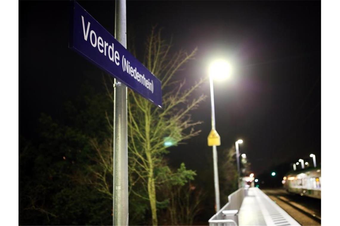 Im Bahnhof Voerde war eine Frau im vergangenen Jahr vor einen einfahrenden Zug gestoßen worden. Foto: Martin Gerten/dpa