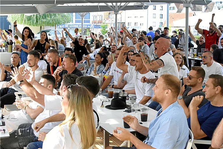 Im Base an den Murrtreppen werden wie schon während der EM vor zwei Jahren die Spiele der deutschen Nationalmannschaft auf der Terrasse übertragen. Archivfoto: Tobias Sellmaier