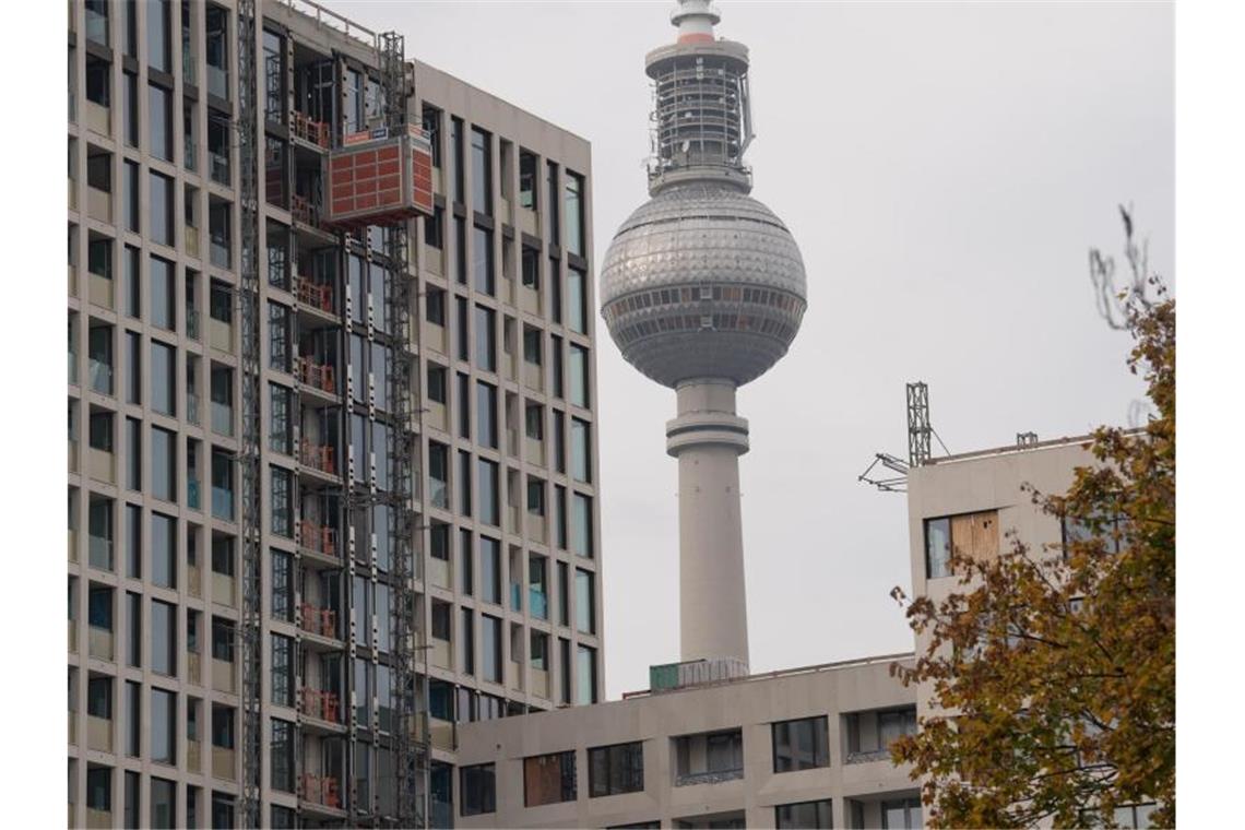 Im Bau befindliche Wohnungen des Bauprojekts Grandaire entstehen in Sichtweite des Fernsehturms. Foto: Jörg Carstensen/dpa