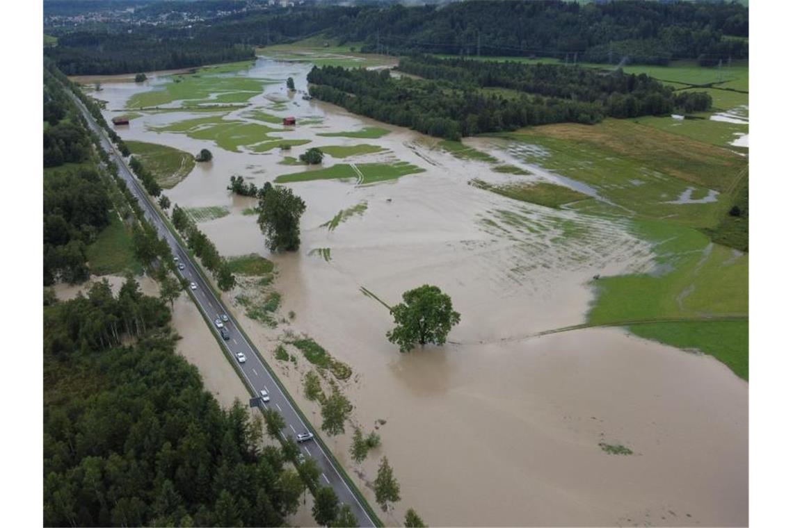 Im bayerischen Rettenberg sind nach starken Regenfällen Wiesen überschwemmt worden. Foto: Davor Knappmeyer/dpa