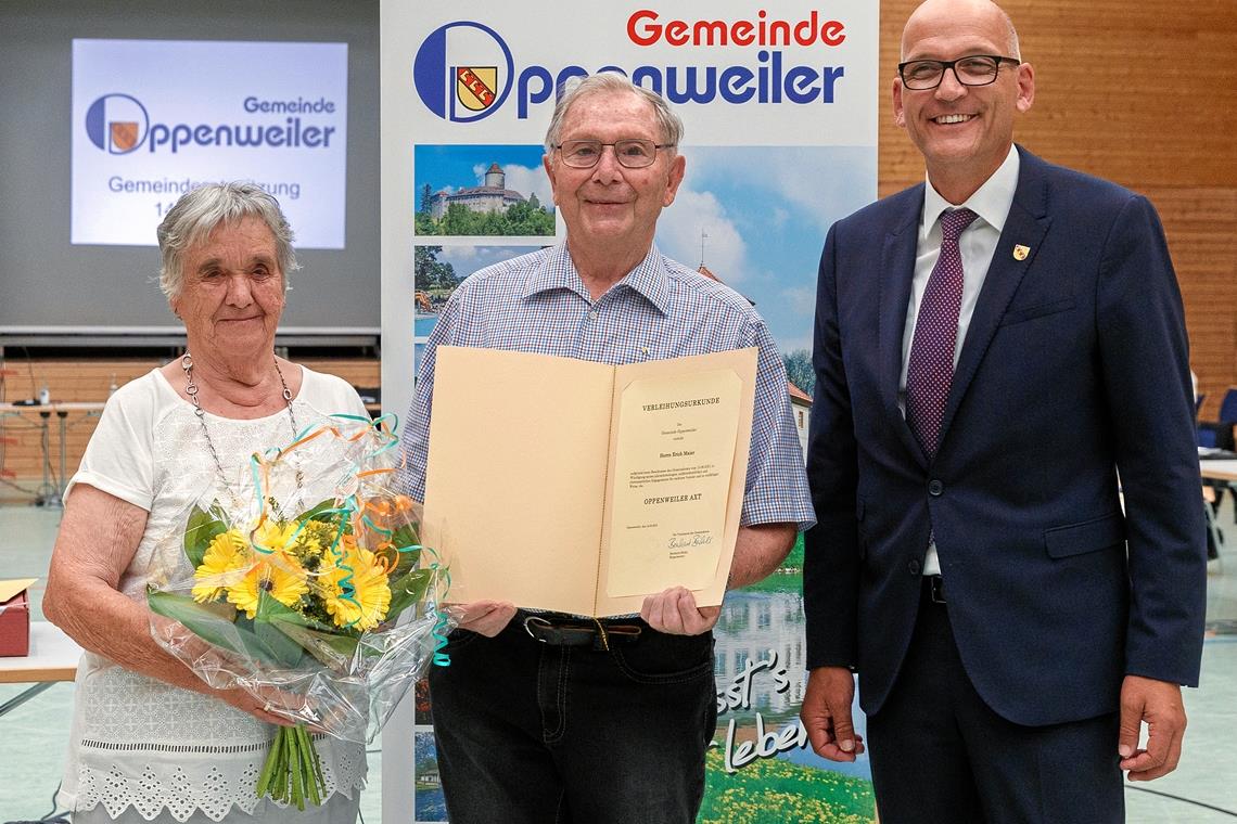Im Beisein seiner Ehefrau Elfriede erhält Erich Maier die Auszeichnung Oppenweiler Axt aus den Händen des Bürgermeisters Bernhard Bühler. Foto: J. Fiedler