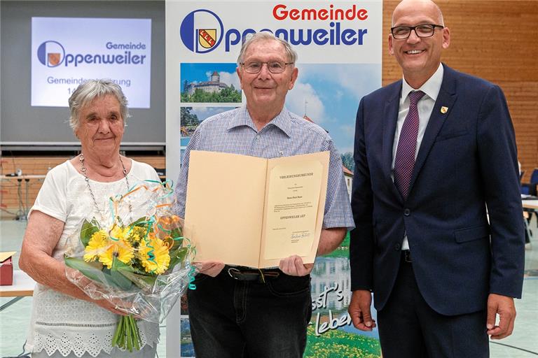 Im Beisein seiner Ehefrau Elfriede erhält Erich Maier die Auszeichnung Oppenweiler Axt aus den Händen des Bürgermeisters Bernhard Bühler. Foto: J. Fiedler