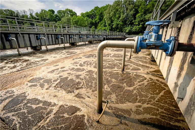 Im Belebungsbecken wird Druckluft ins Abwasser gepumpt, um die Bakterien, die das Wasser reinigen, mit Sauerstoff zu versorgen. In Neuschöntal funktioniert diese Technik zwar noch, sie verbraucht aber viel mehr Energie als bei modernen Anlagen. Fotos: Alexander Becher