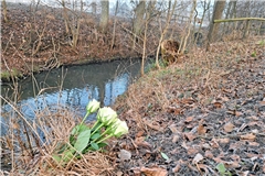 Im Bereich des Unfallorts ist ein Strauß weißer Rosen abgelegt worden. Foto: privat
