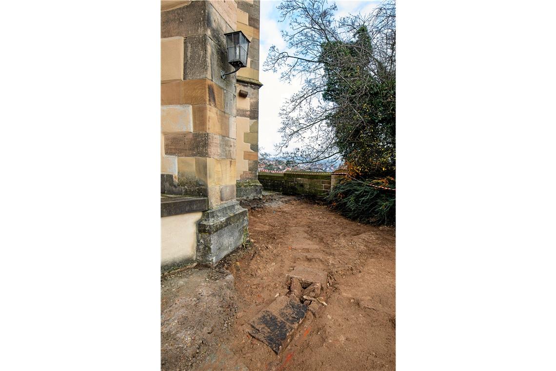 Im Bereich des Vorplatzes zur Kirche wurden Fundamente/Mauerreste freigelegt