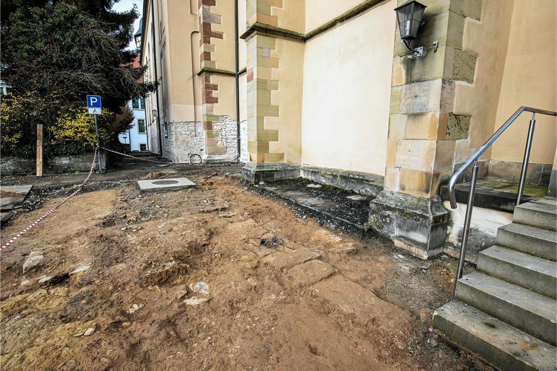 Im Bereich des Vorplatzes zur Kirche (zum Dekanat hin) wurden Fundamente/Mauerre...