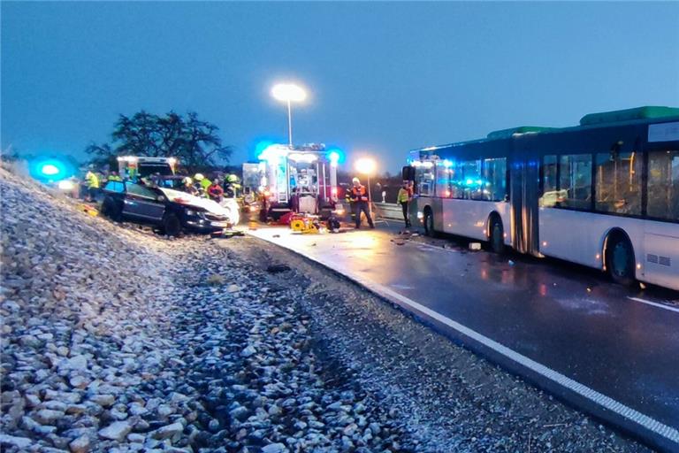 Im Bereich eines Unfalls zwischen Öschelbronn und Rettersburg ist die Fahrbahn zur Unfallaufnahme gesperrt worden. Foto:7aktuell/Kevin Lermer