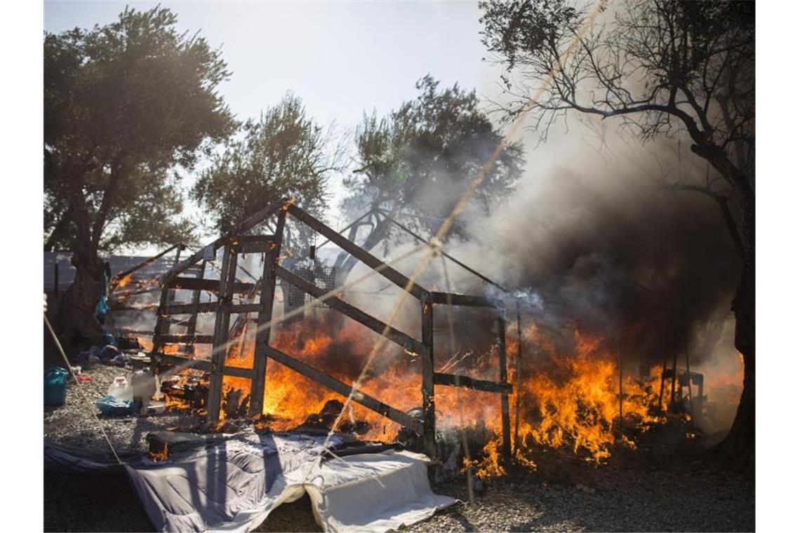 Im bereits ausgebrannten Flüchtlingslager Moria stehen Zelte in Flammen. Mehrere Brände haben das Lager fast vollständig zerstört. Foto: Socrates Baltagiannis/dpa
