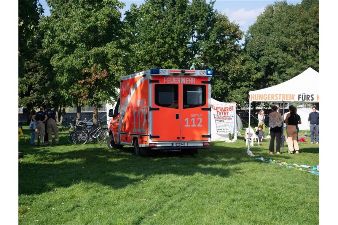 Im Berliner Regierungsviertel befinden sich mehrere Klimaaktivisten seit Tagen in einem Hungerstreik. Nun musste einer von ihnen per Notarzt ins Krankenhaus gebracht werden. Foto: Paul Zinken/dpa