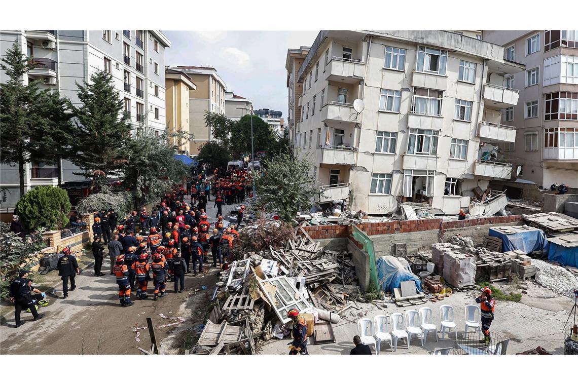 Im Bezirk Maltepe ist ein Wohnhaus mit sieben Stockwerken eingestürzt. 14 Menschen können aus den Trümmern gerettet werden - fünf sterben. 