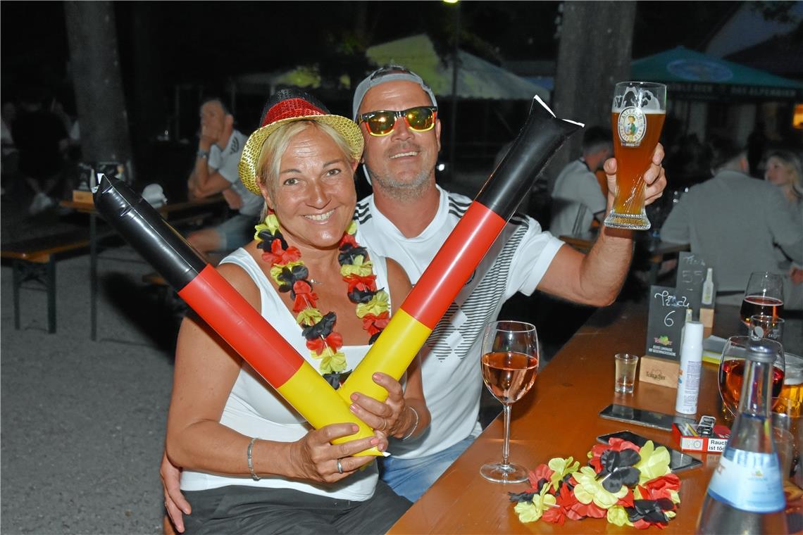 Im Biergarten des Waldheims haben Detlef und Sandra Gall bei kühlen Getränken und angenehmen Temperaturen das deutsche Team angefeuert.