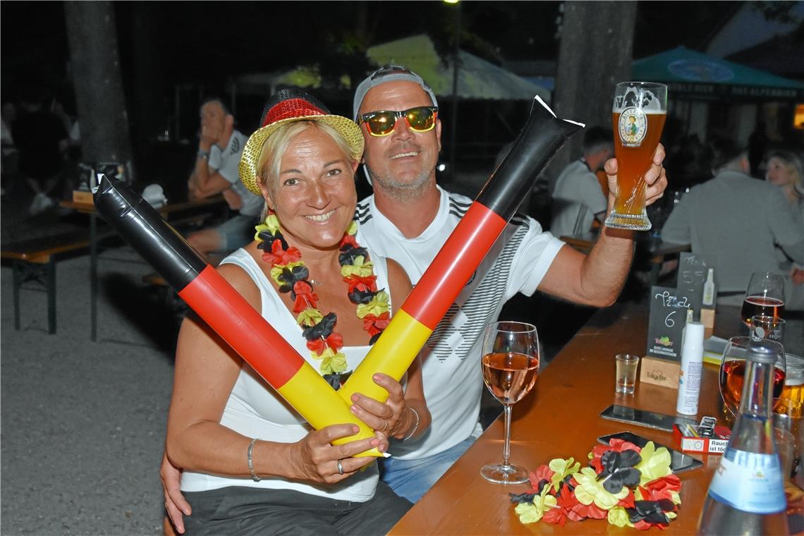 Die Euphorie früherer Zeiten fehlt Im Biergarten des Waldheims haben Detlef und Sandra Gall bei kühlen Getränken und angenehmen Temperaturen das deutsche Team angefeuert.