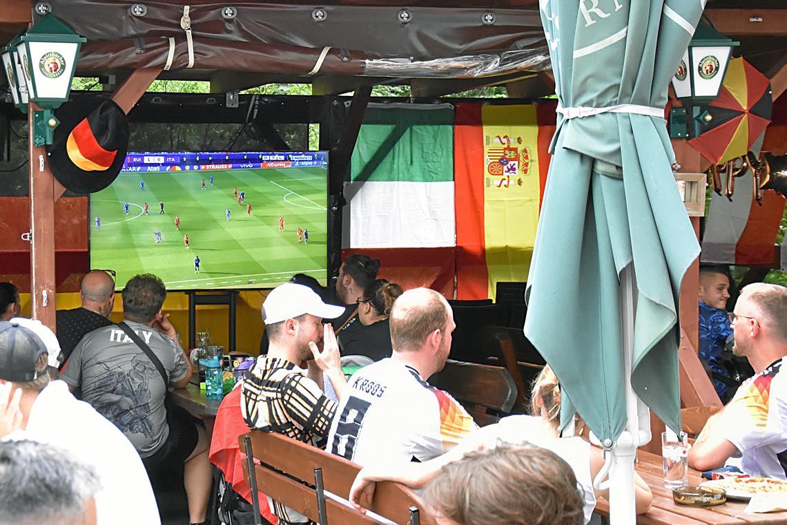 Ärger über ausgebliebene EM-Übertragung in Backnang Im Biergarten von Sofis Plan B wird eigentlich jedes EM Spiel gezeigt, von den Gästen wird das sehr gut angenommen. Lediglich an den letzten zwei Tagen der Gruppenphase wurde die Übertragung von der Stadt nicht erlaubt – zum Unmut der Gäste. Foto: Tobias Sellmaier