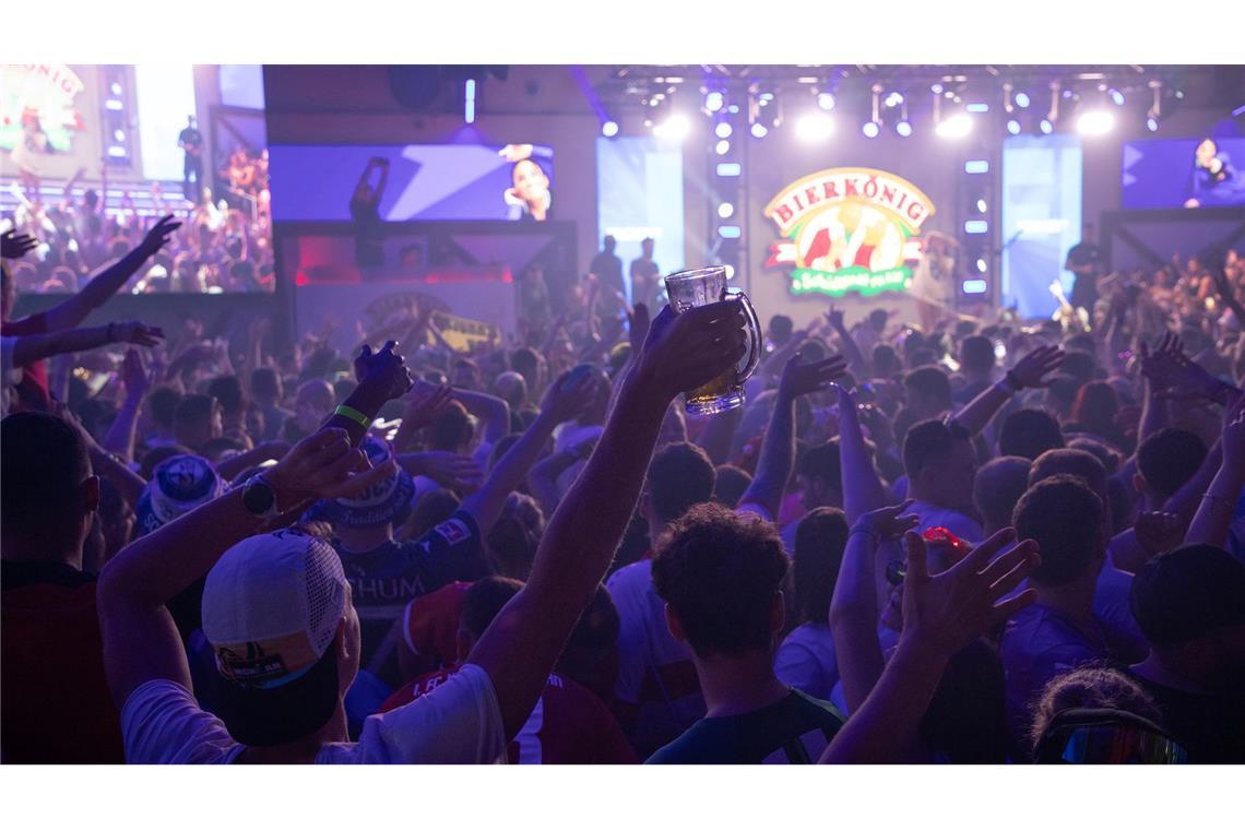 Bilder des Tages Im Bierkonig wird auf der Saisonabschlussparty zum Ende des Sommers 2025 gefeiert