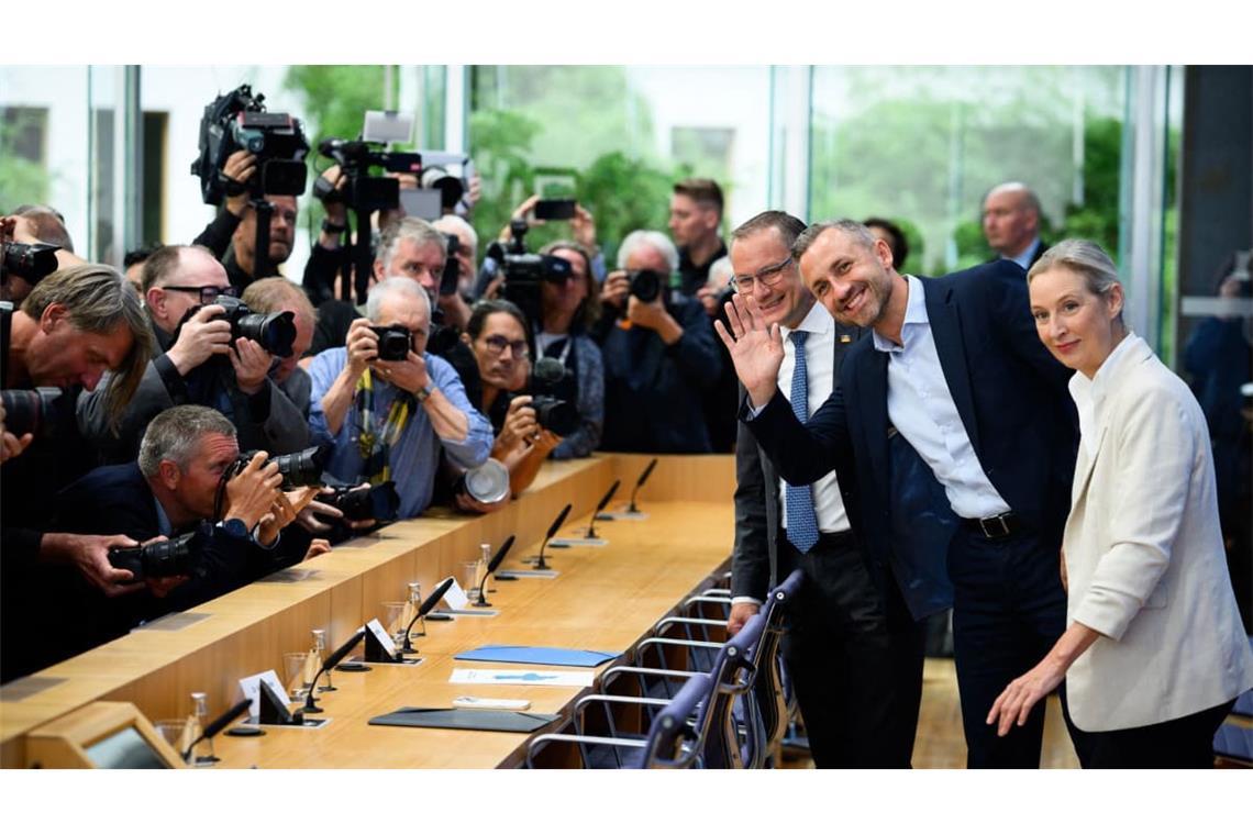Im Blick der Presse: Das AfD-Führungsduo Tino Chrupalla (3. v. r.) und Alice Weidel (r.) mit dem Wahlsieger von Sachsen-Anhalt, Ulrich Siegmund.