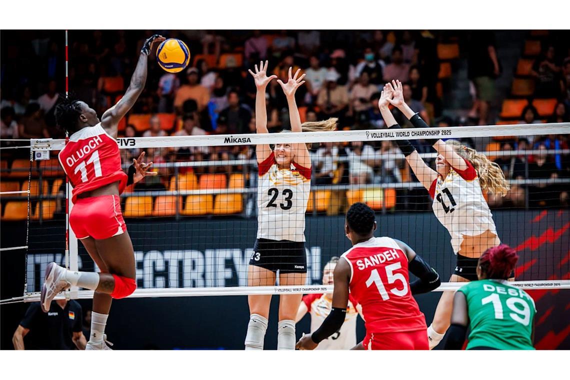 Deutsche Volleyballerinnen starten mit Sieg in WM Im Block hatte das deutsche Team zunächst Probleme.