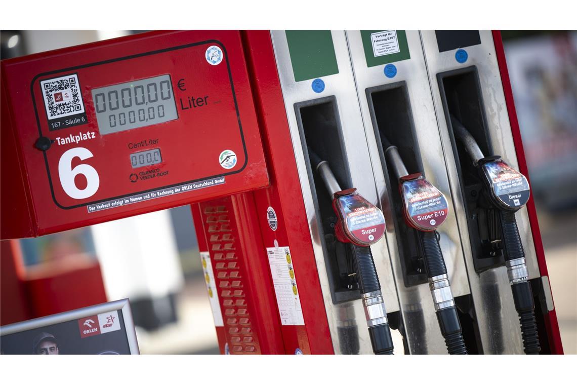 Im Bodenseekreis hat ein Mann eine Tankstelle überfall (Symbolbild).