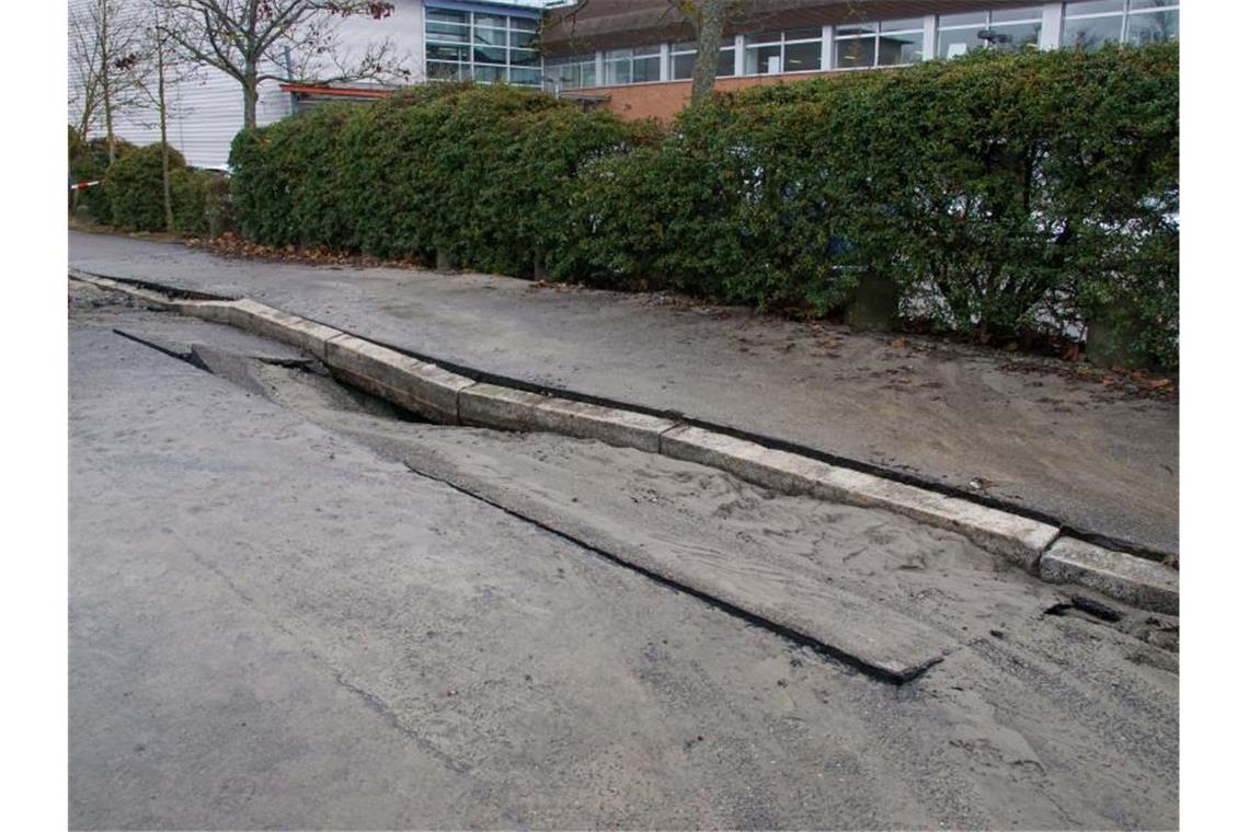 Fahrbahn senkt sich ab nach Wasserrohrbruch Im Böblinger Industriegebiet Hulb kam es zu einem Wasserrohrbruch und die Fahrbahn senkte sich ab. Foto: Dettenmeyer/SDMG/dpa