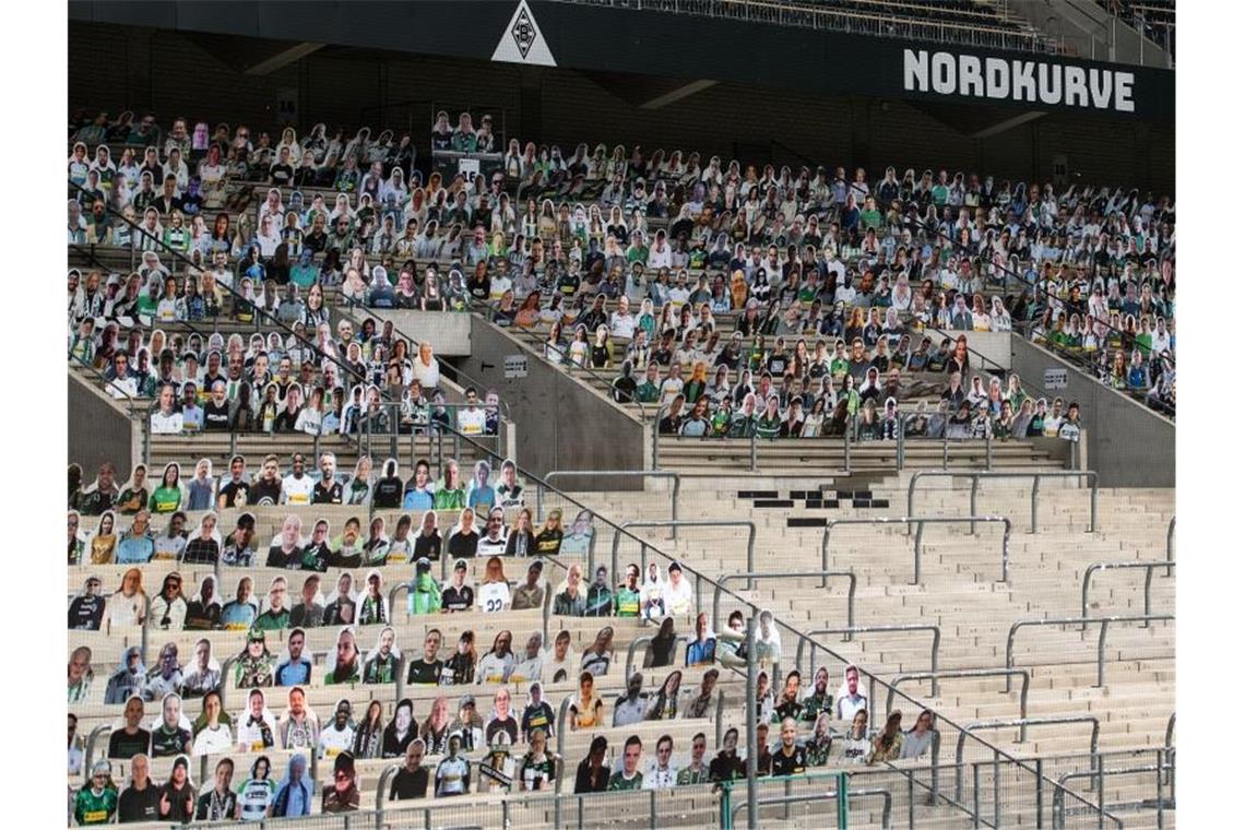 Wie die Fans mit den Geisterspielen umgehen: „Totentanz“ Im Borussia-Park stehen Pappaufsteller von Fans von Borussia Mönchengladbach. Foto: Marius Becker/dpa